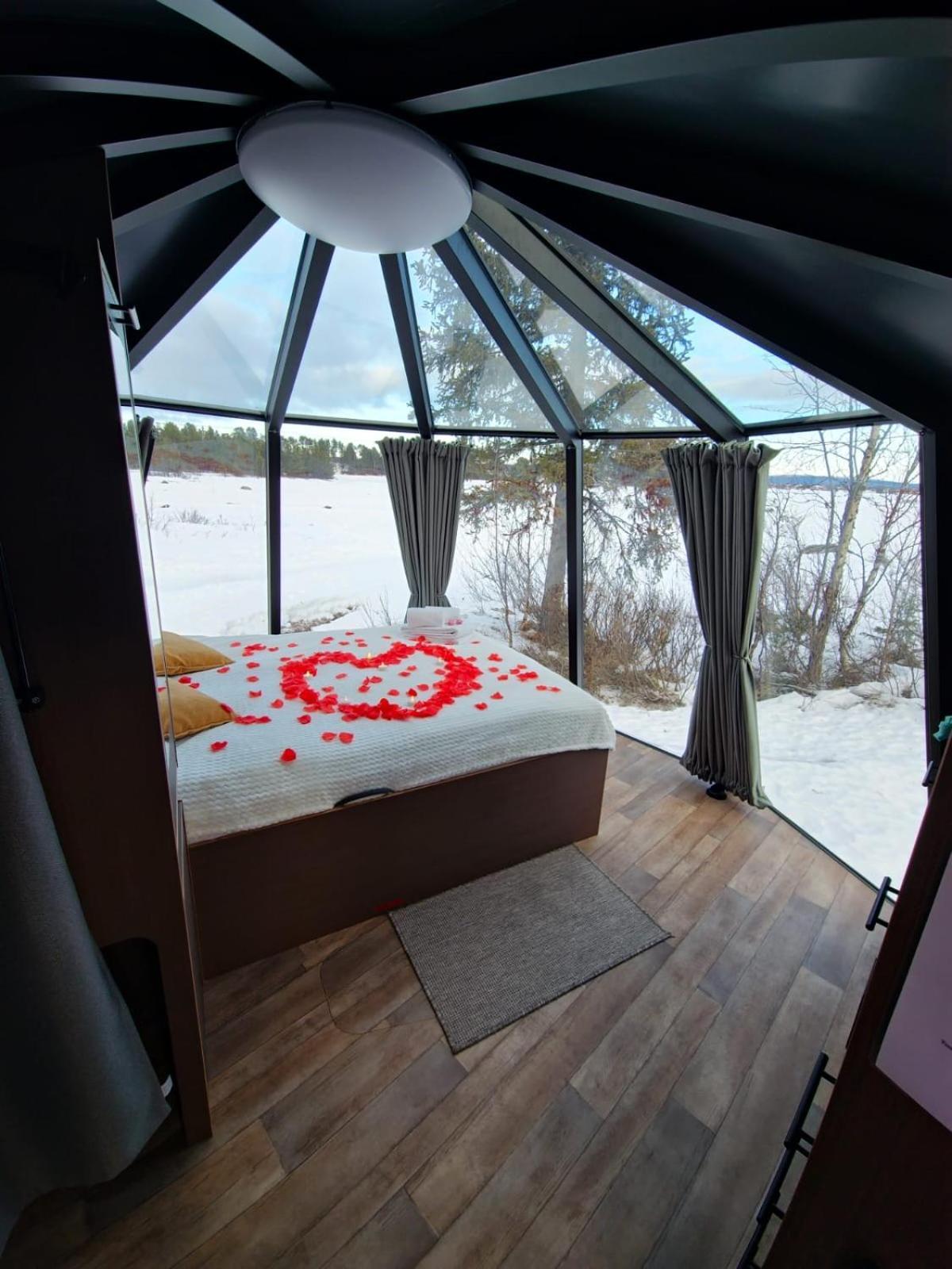 קירונה Aurora River Camp Glass Igloos & Cabins מראה חיצוני תמונה